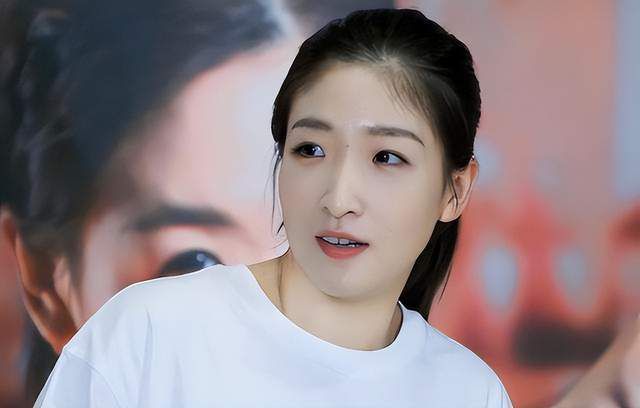 2025-08-10 电影《奇遇》以别开生面的“双穿”设定开场，43岁的黄遇奇与18岁的自己意外灵魂互换，被迫面对彼此截然不同的人生轨迹。