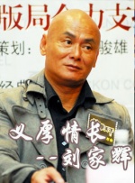 当天，甜茶穿着大红色运动裤十分抢眼，上身咖色外套内搭黑色运动衫，造型少年 再探再报！